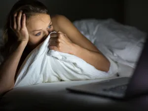 البكاء قبل النوم هو حالة قد تكون نفسية أو عصبية يمر بها البعض 