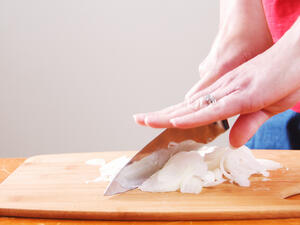 يجب غسل اليدين مباشرة بعد تقطيع البصل بالصابون الخاص باليدين

