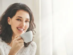 شرب فنجانين من القهوة يومياً يزيد مستوى هرمون الإستروجين عند النساء

