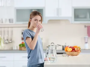 يجب تناول كمّيات كافية من الماء لا تقلّ عن لترين يومياً خلال الدورة

