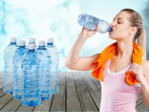 ينصح بشرب المياه بكثرة لأنه يساعد الجسم على الشعور بالشبع
