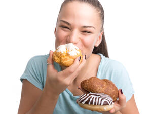 يُمنع تناول الحلويات باليد إذا كانت من الممكن أن تترك أثرًا ظاهرًا
