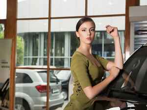 صاحبات البشرة الحنطيّة يليق بها البشرة الكثير من الألوان