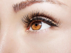 احرصي على اختيار ظلال العيون الوردية والبنفسجية

