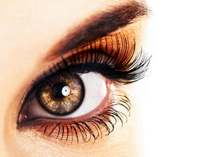 احرصي على النوم يومياً 8 ساعات حتي يرتاح جسمك و وجهك
