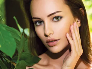 تظهر الهالات السوداء لأسباب وتختلف حدتها من اسمرار خفيف تحت العينين