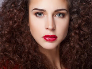 قومي بعمل خليط من عصير الليمون والملح وزيت الزيتون 