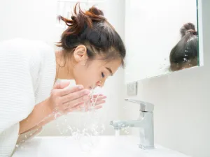 عليك الاهتمام بتنظيف بشرتك قبل النوم جيدًا


