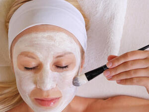 جربي ماسك البيض والعسل والزبادي
