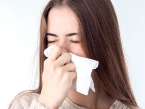 استخدام المناديل الورقية أثناء العطاس للحد من انتشار المرض إلى الآخرين

