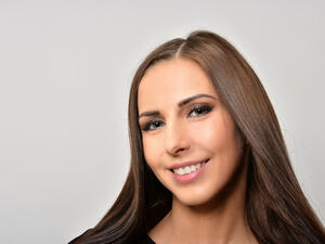 من العادات التي تزيد من مشاكل الشعر كثرة غسله وتجفيفه واستخدام المياه 