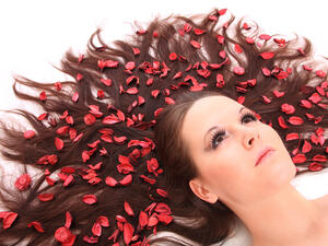 تساعد الزيوت العطرية في منح الشعر رائحة جذابة وجميلة بأقل مجهود
