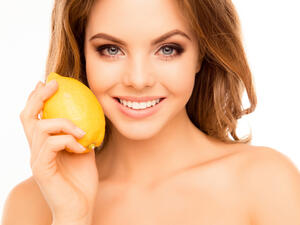 يحتوي الليمون على حمض الأسكوربيك يساعد على علاج حب الشباب

