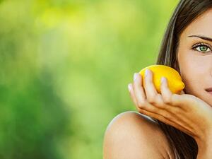 ضعي الليمون على بشرتك ولكن تجنبي العينين