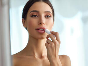 أعطِ شفاهك حجماً أكبر لكي تُضيفي لها لوناً أحمراً طبيعيّاً