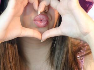 ضعي لمسة لامعة وسط الشفتين
