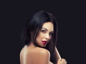 أحمر الشفاه الأحمر هو اللون العالمي الكلاسيكي الذي يواكب الموضة دائماً

