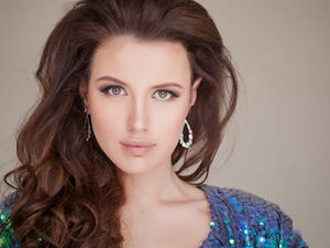 حماية الشعر من العوامل الخارجية مثل أشعة الشمس و التلوث أمر ضروري
