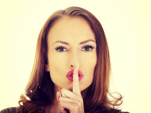 ابدئي أولاً بتحديد جانبي الأنف وذلك باستخدام كونسيلر

