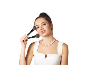 كي تبدين أصغر سناً لا تترددي في اعتماد الألوان الزاهية والفاتحة