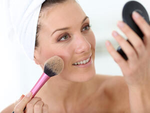 ضعي لمسات من البودرة الخفيفة على خدودك