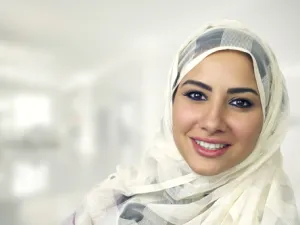 أيقظي شفاهك بتدرجات الوردي او المرجاني
