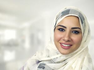 أيقظي شفاهك بتدرجات الوردي او المرجاني
