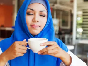 القهوة تؤثر بشكل غير مباشر في كمية السوائل التي يحتاجها جسم الإنسان