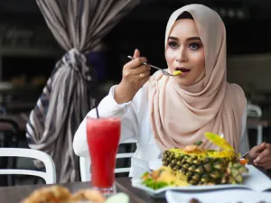  الإكثار من تناول الموز ، الأرز ، والمكسّرات تزيد الوزن في رمضان