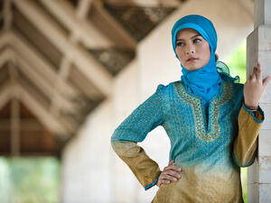 طرق تعطير الطرح والإيشاربات لفترات طويلة

