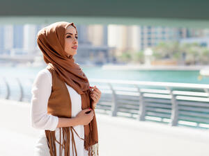 تخلي عن الأوشحة المزركشة والمتعددة الطبقات فهي تقلص طولك

