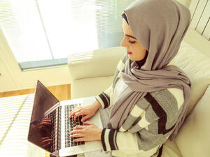 حكم إضافة المرأة لصديق على الفيس بوك