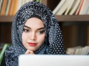 زيت جوز الهند، الذي يعمل على ترطيب البشرة وإعادة الحيوية للبشرة