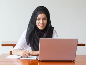 تحتاج المرأة العاملة إلى تنظيم وقتها خاصة في رمضان


