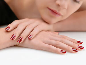 يُشكّل الطلاء ضرر بالغ على صحة أظافرك لما يحتوي عليه من مواد كيميائية