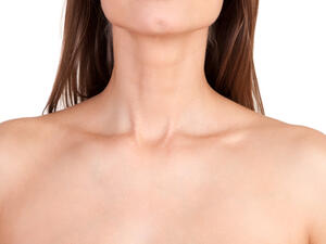 تواجه بعض النساء مشكلة التجاعيد التي تظهر بوضوح على الوجه ومنطقة العنق