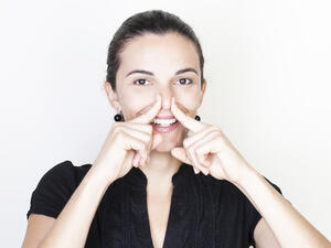 يمكنك استخدام الزنجبيل المقشر الطازج لتصغير الأنف

