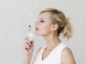 ضعي كمية كافية من العطر دون تقليل أو إسراف