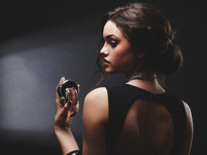 قومي برش العطر مباشرة بعد الاستحمام وقبل ارتداء الملابس

