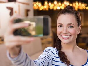 حافظي على رطوبة شفتيك متجنبة المظهر المتشقق