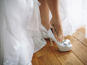 يعد الحذاء من المفردات المهمة لإطلالة الزفاف
