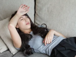 من أعراض قرب حدوث الدورة الشهرية ألم أسفل الظهر

