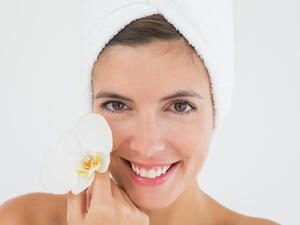 للبشرة الجافة ننصحك بقناع يحتوي على صفار البيض مع ملعقة عسل 