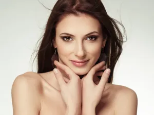 احرصي على تقشير بشرتك جيدًا مرة واحدة أسبوعيًا
