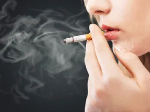 التدخين بعد الإفطار مباشرة في رمضان يؤدي إلى اضطرابات في النوم


