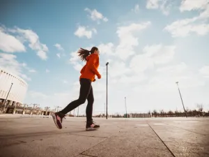 الحرص على المشي يوميًا على الأقل 20 دقيقة في الصباح
