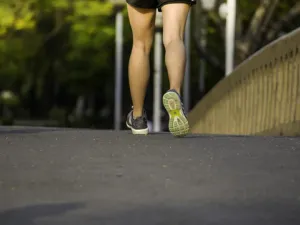 المشي 5 دقائق مقابل كل ساعة عمل يحسن المزاج
