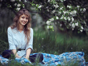 تحتار الكثير من الفتيات في اختيار الملابس المناسبة لفصل الربيع