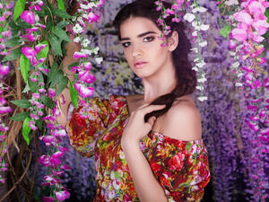 اجعلي لون بشرتك فاتحاً، عبر المزج بين عصير التفاح والمياه