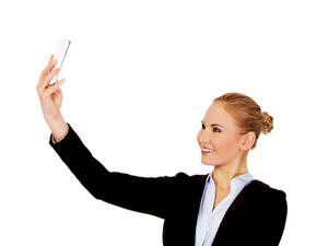 يجد أغلب الأشخاص أنفسهم متوترين أمام الكاميرا